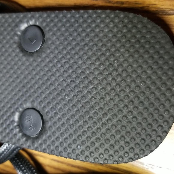 Gap flip flops - Picture 5 of 7